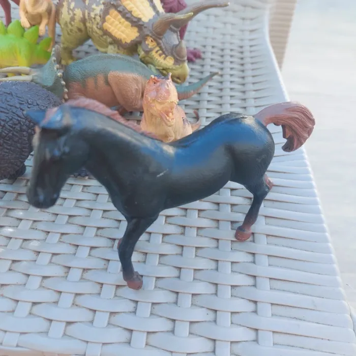 Lot 8 dinosaures et 2 chevaux - photo numéro 2
