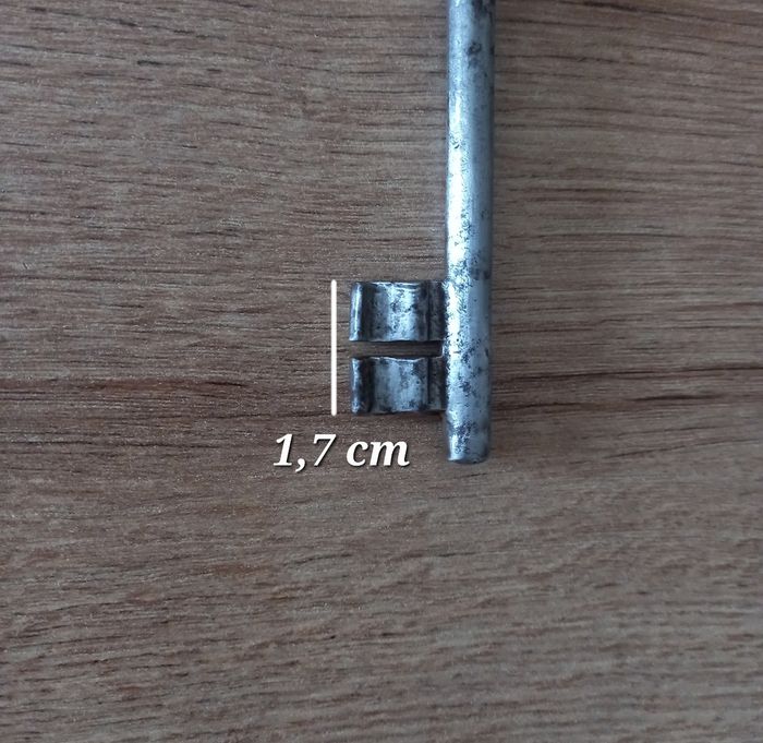 Clé ancienne en métal de 10 cm. - photo numéro 6