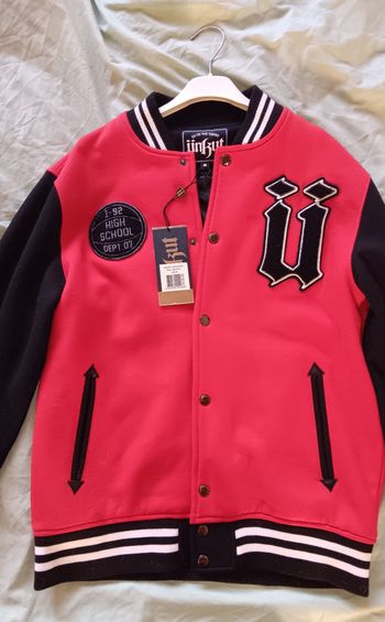 Vest Ünkut rouge et noire