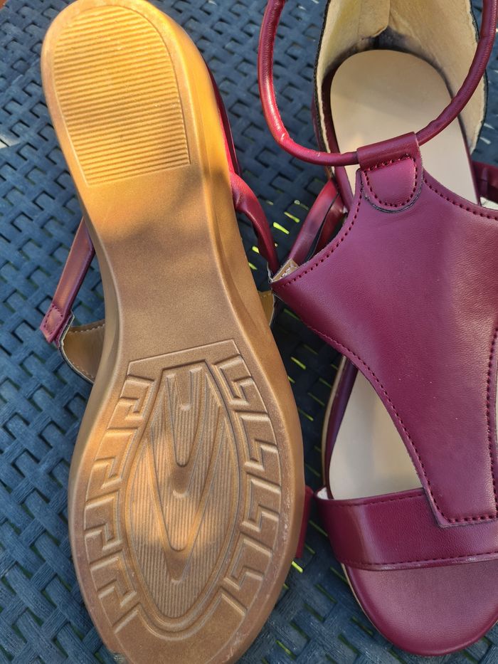 Sandales. Couleur bordeaux. Talon 4 cm. Taille 40. Neuve. - photo numéro 2