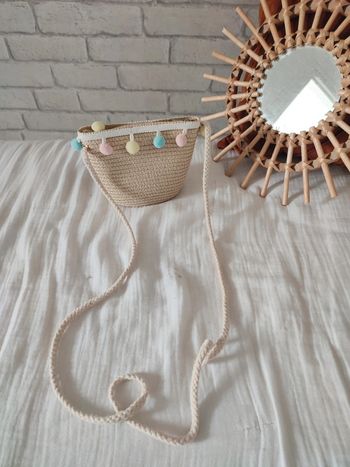 Petit sac en osier pour fille – Pompons pastel & bandoulière longue