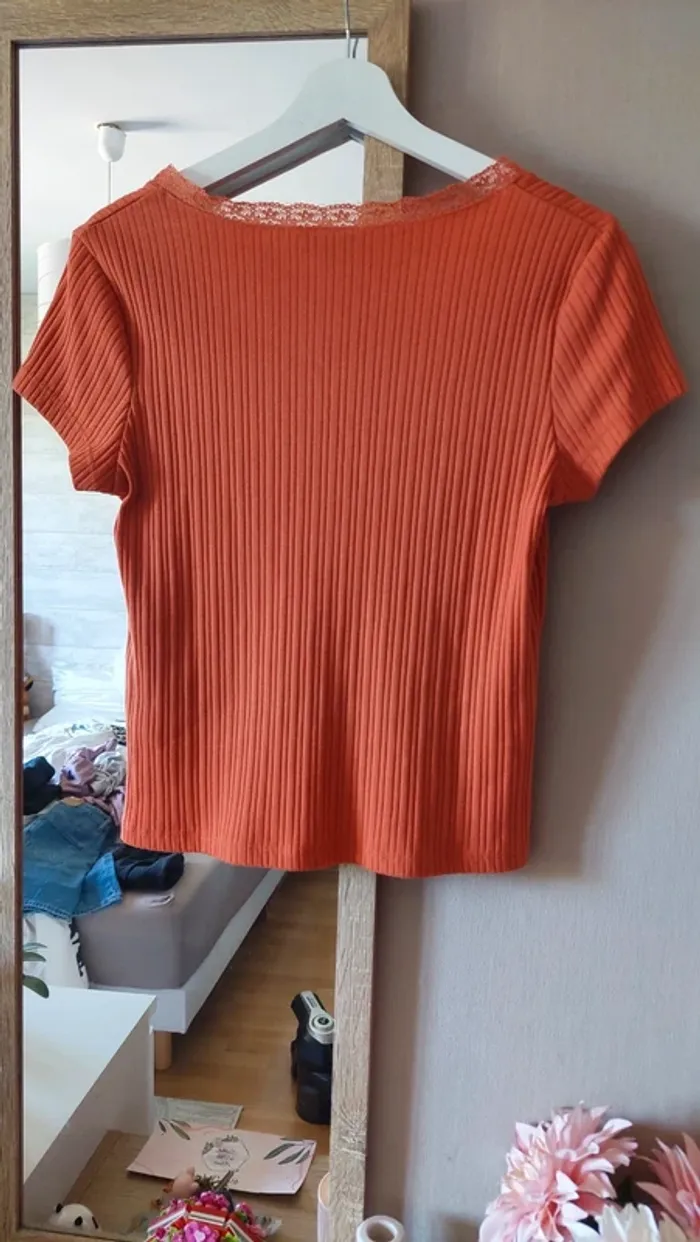 T‑shirt orange col V Kiabi – Taille M - parfait état - coton et polyester - photo numéro 6