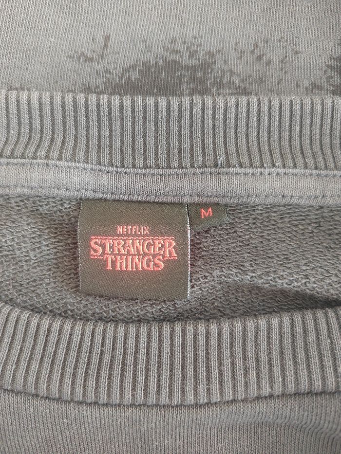 Sweat Stranger Things Noir – Officiel – Taille M – Très Bon État - photo numéro 7