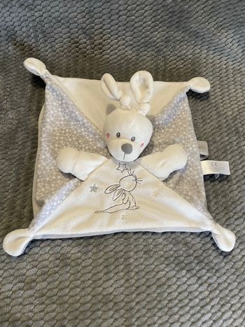 Doudou plat lapin gris blanc étoiles argentés Nicotoy Simba Toys