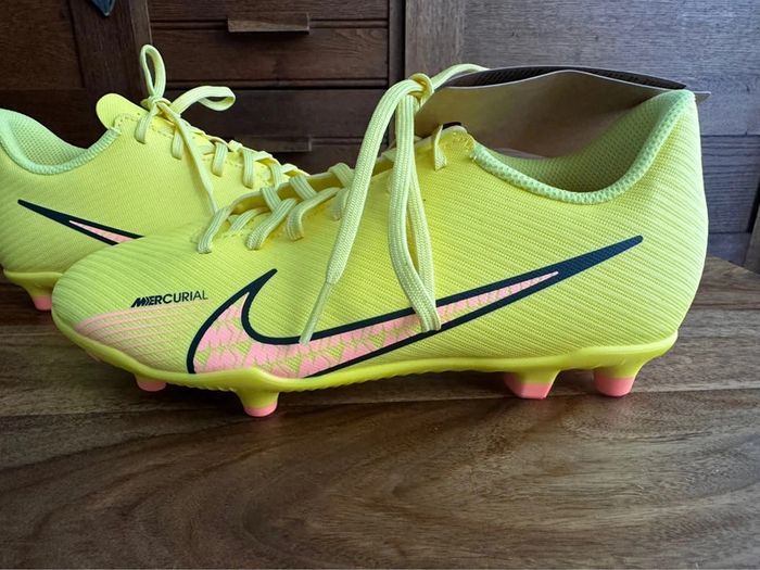 Belle paire de crampons t36,5 Nike mercurial - photo numéro 2