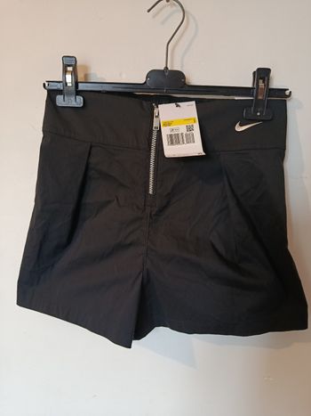 Short Nike noir – zip devant – taille S – neuf avec étiquette