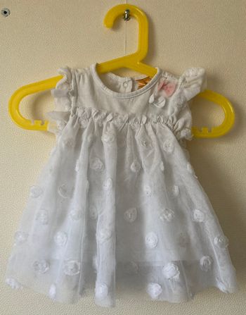 robe avec tulle brodé boutons de fleurs taille 3 mois