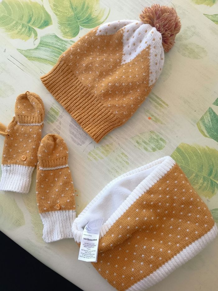 Ensemble bonnet moufles tour de cou