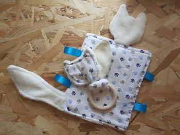 Petit doudou et hochet bébé