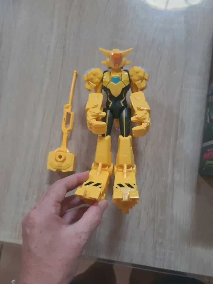 Héros dinoster jaune