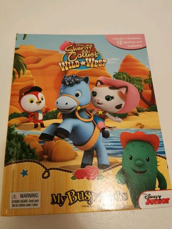 Livre avec figurines