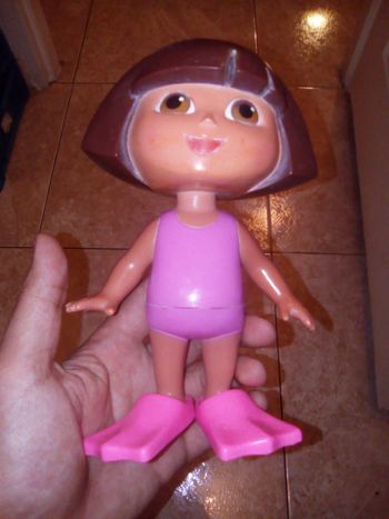 Jouet de bain / Dora avec ses palmes. Allons nous baigner ! Dites "Bath"