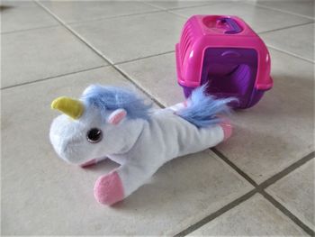 Peluche licorne dans cage