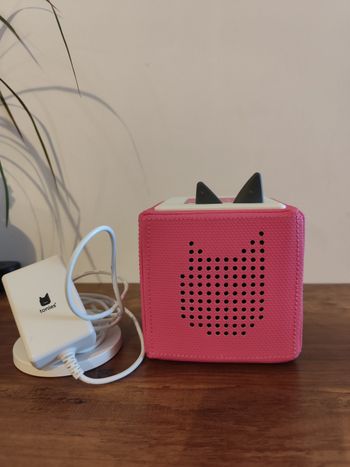 Toniebox rose avec son chargeur en très bon état 