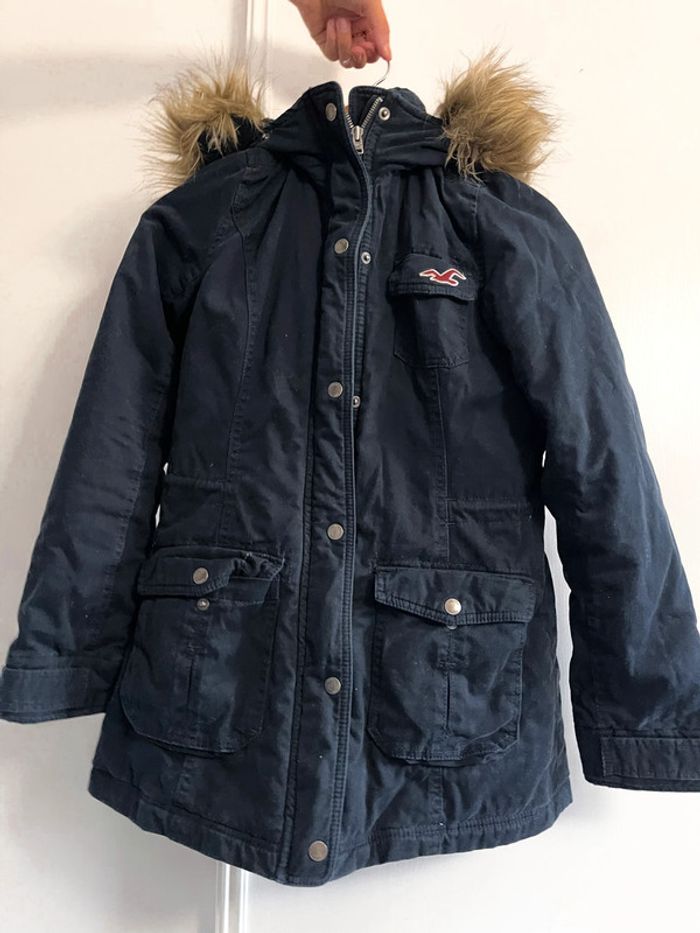 Manteau Hollister bleu marine avec logo rouge - photo numéro 17