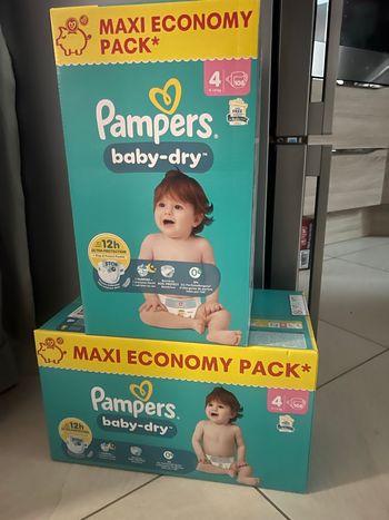Deux cartons couches T 4 Pampers 