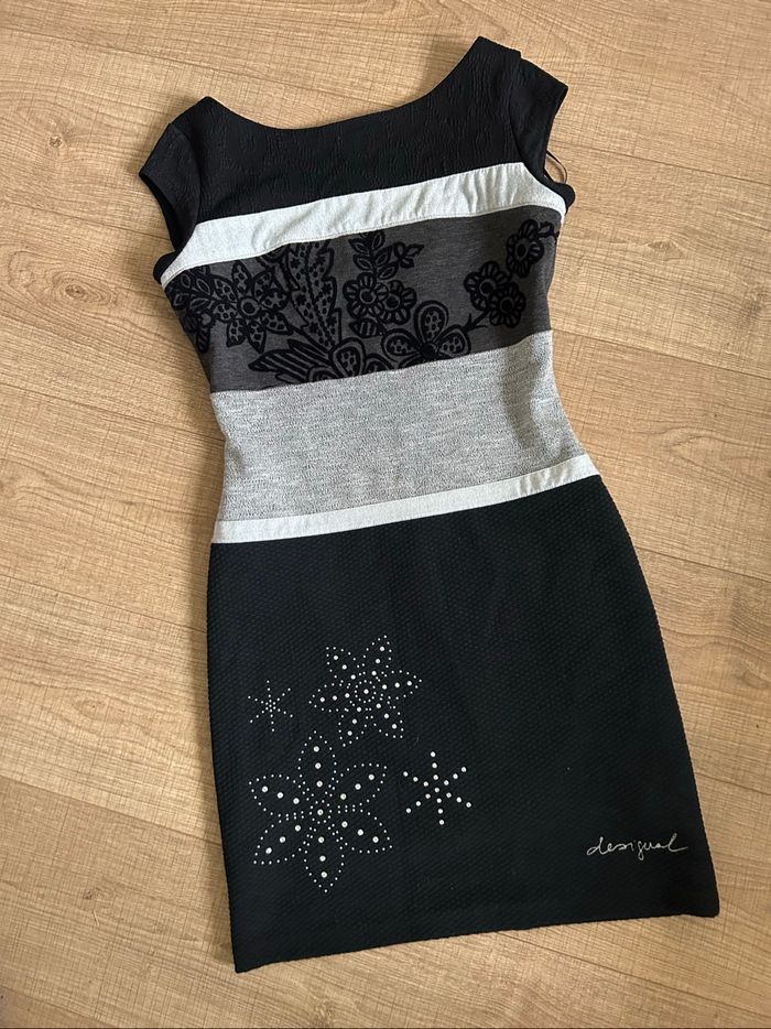 Robe noire et grise à manches courtes Desigual taille S jamais portée - photo numéro 7