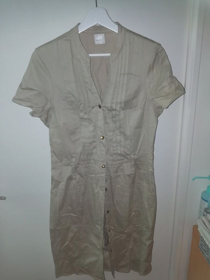 Robe cintrée beige