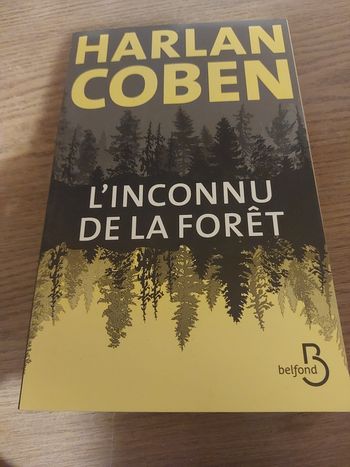Livre de  harlan coben  l'inconnu de la forêt 