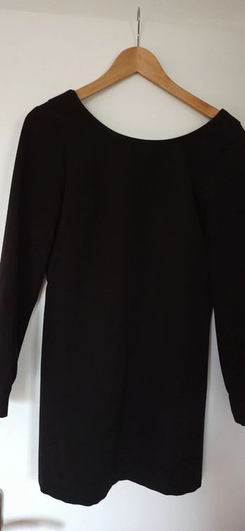 Robe courte dos décolleté