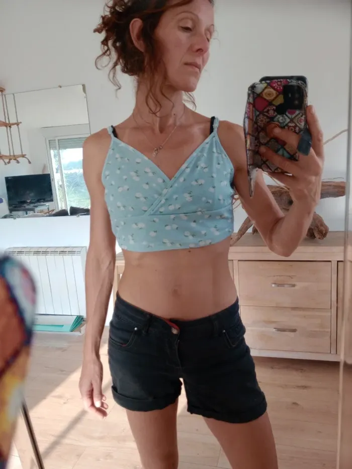 Top femme 36 bleu clair avec petites fleurs c26 - photo numéro 2