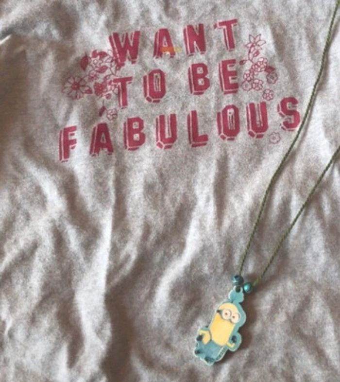 T-shirt gris chiné manches longues et colliers minions 4ans