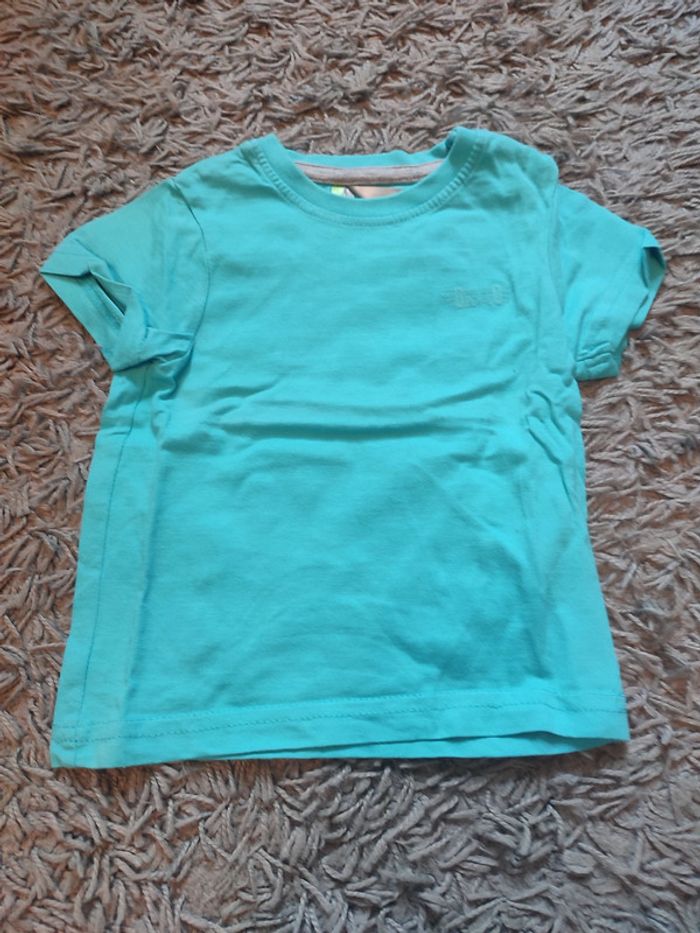 t-shirt bleu