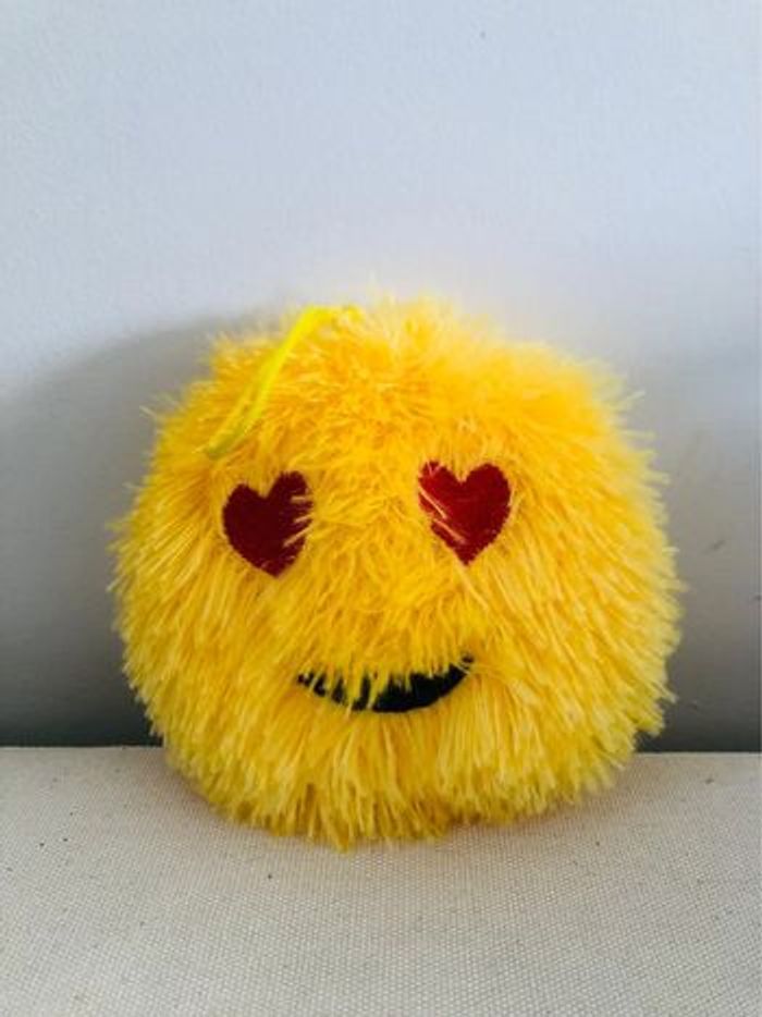 Peluche boule smiley yeux cœurs - photo numéro 6