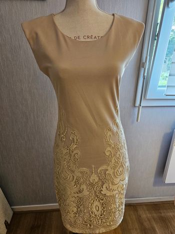 Robe beige avec broderie dorée