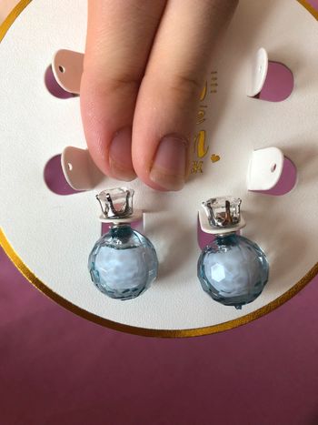 Très jolies boucles d’oreilles et argentées et bleu clair.