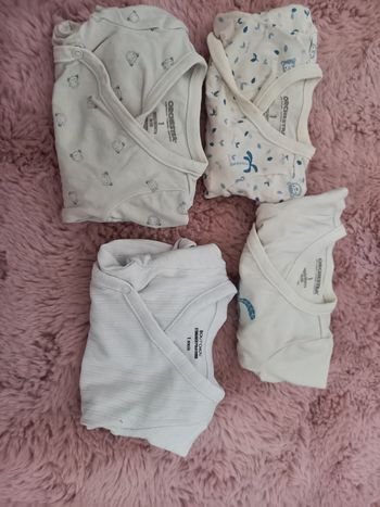 Lot de 4 bodits taille 1 mois