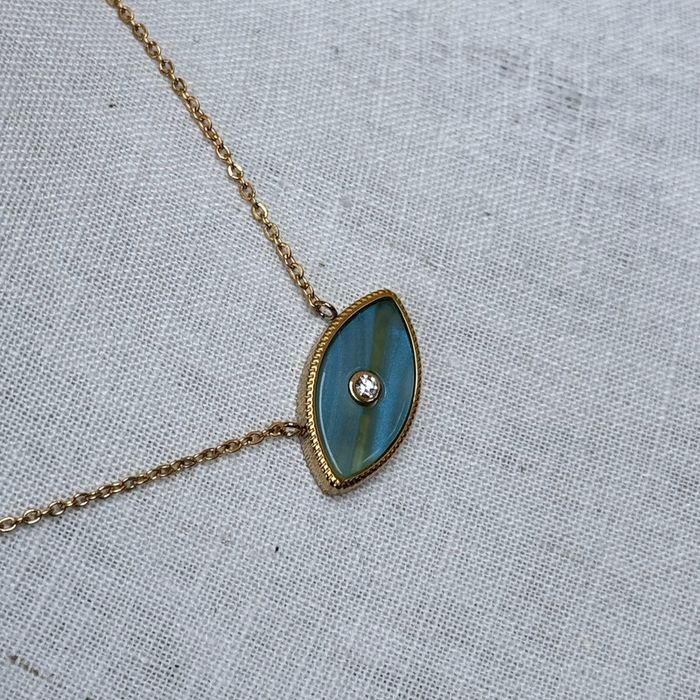 Collier chaîne réglable acier inoxydable or œil résine vert/turquoise cristal au centre - photo numéro 3
