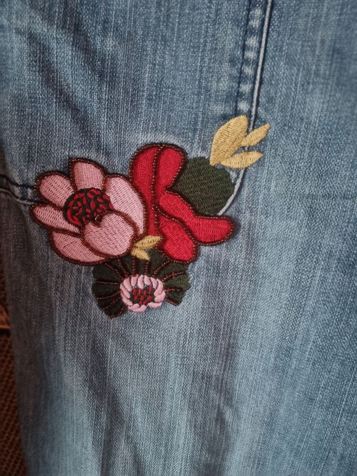 Jean avec fleurs brodée taille 48 Kiabi - photo numéro 2