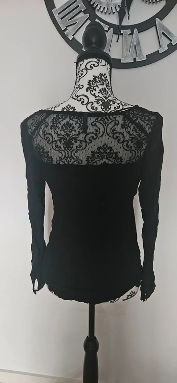 Haut noir dentelle - photo numéro 4