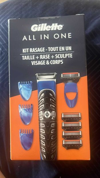 Gillette kit rasage tout en un  Taille + Rase + Sculpte Visage et Corps