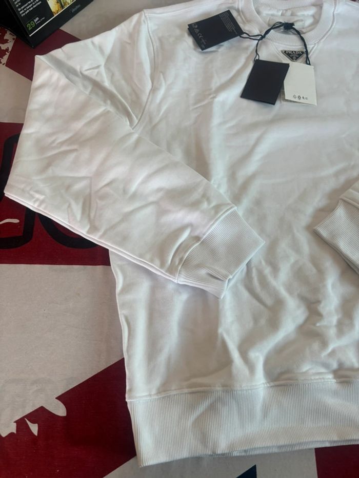 Sweat Prada blanc logo triangle en métal en dessous du col - photo numéro 10