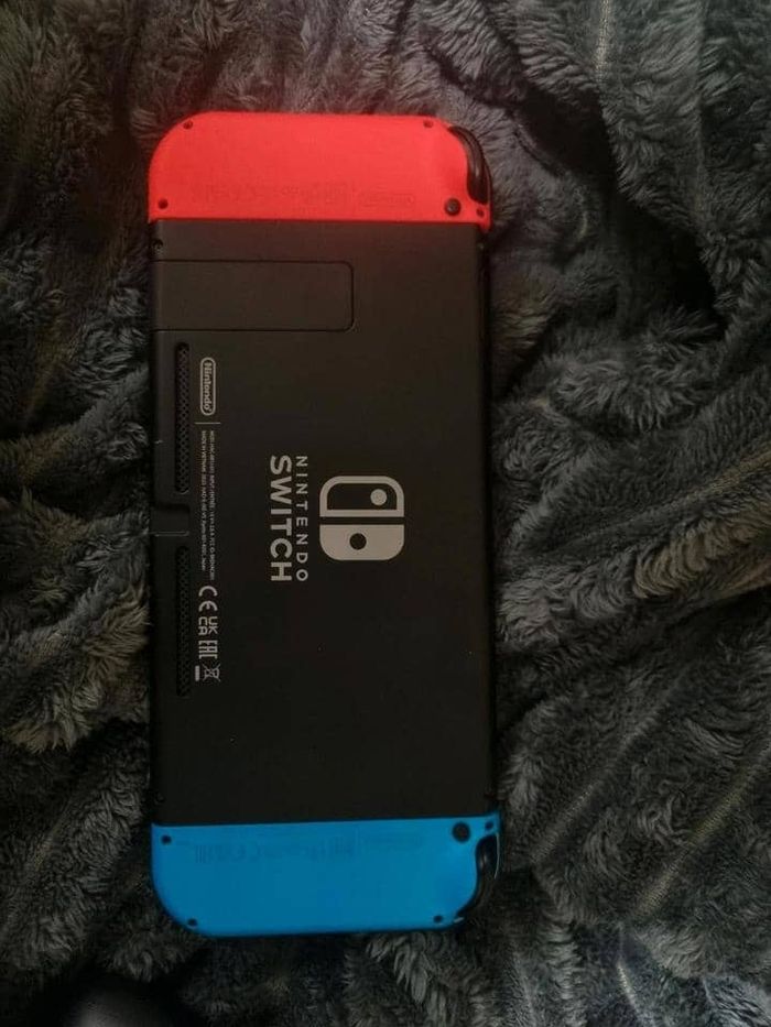 Nintendo Switch avec manettes - photo numéro 2