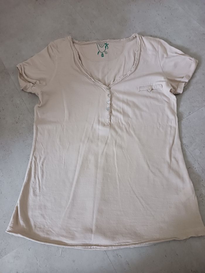 T-shirt beige taille M col V E