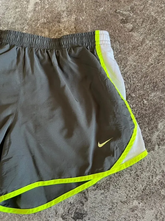 Short sport gris femme Nike taille XS Pantalón corto deportivo mujer Pantaloncino donna Damen - photo numéro 2