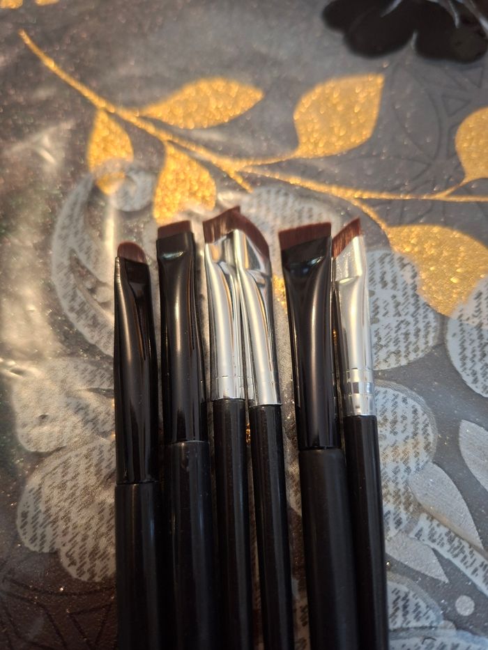 Maquillage pour Eye-liner  Neuf prix 1 euro 50 - photo numéro 2