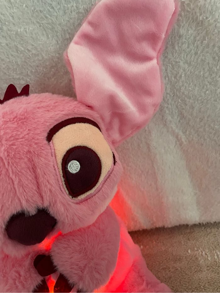 Peluche Disney Angel Stitch Interactive Respirante veuillese de nuit pour bébé qui respire 🩷 - photo numéro 6