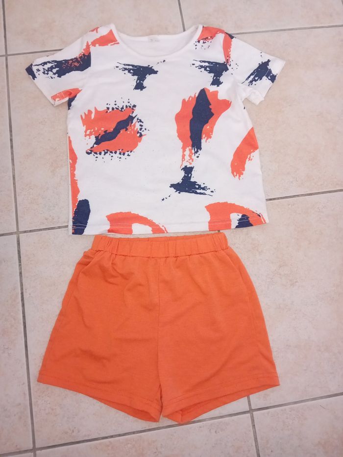 Ensemble short + tee shirt
4/5 ans