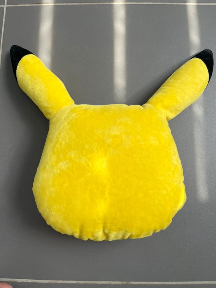Peluche Pikachu en très bon état - photo numéro 2