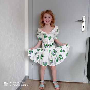 Robe blanche à fleurs violettes