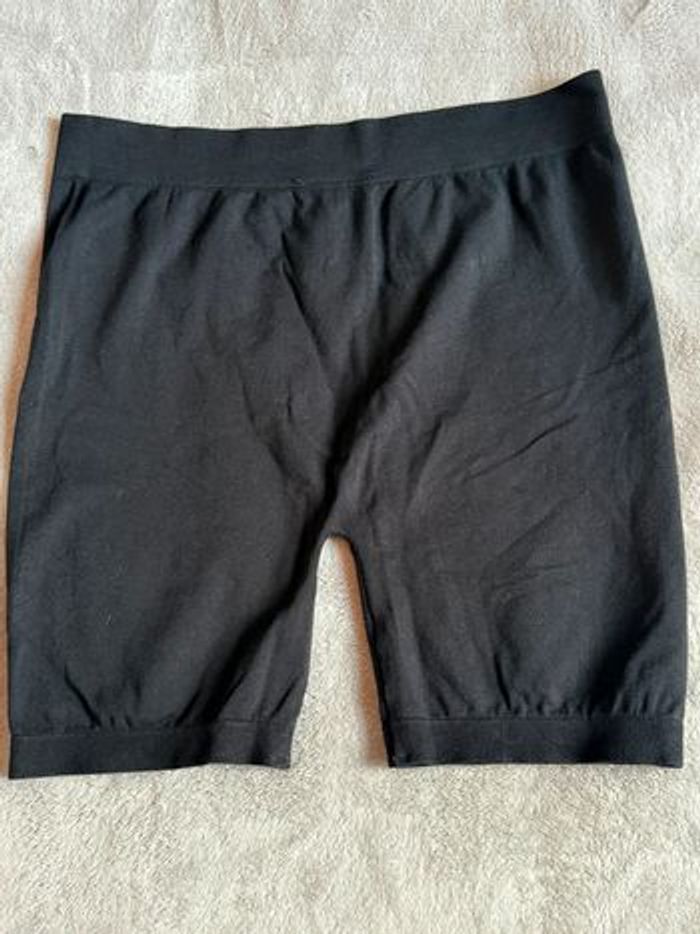 Short moulant taille L à mettre en dessous des robes - photo numéro 2
