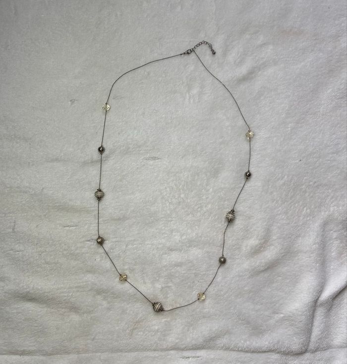 Sautoir argenté et blanc – Élégance intemporelle ✨ - photo numéro 8