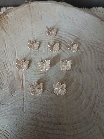 Lot de 8 breloques pendentifs papillons coeur doré. 