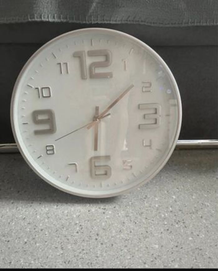 Horloge gris argentée - photo numéro 4