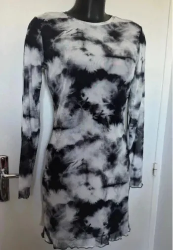Jolie robe moulante noire et blanche