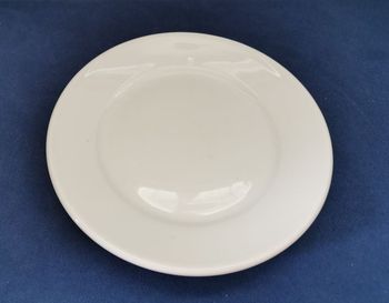 Assiette blanche en céramique